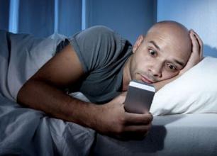 睡前喜欢玩手机？小心青光眼！