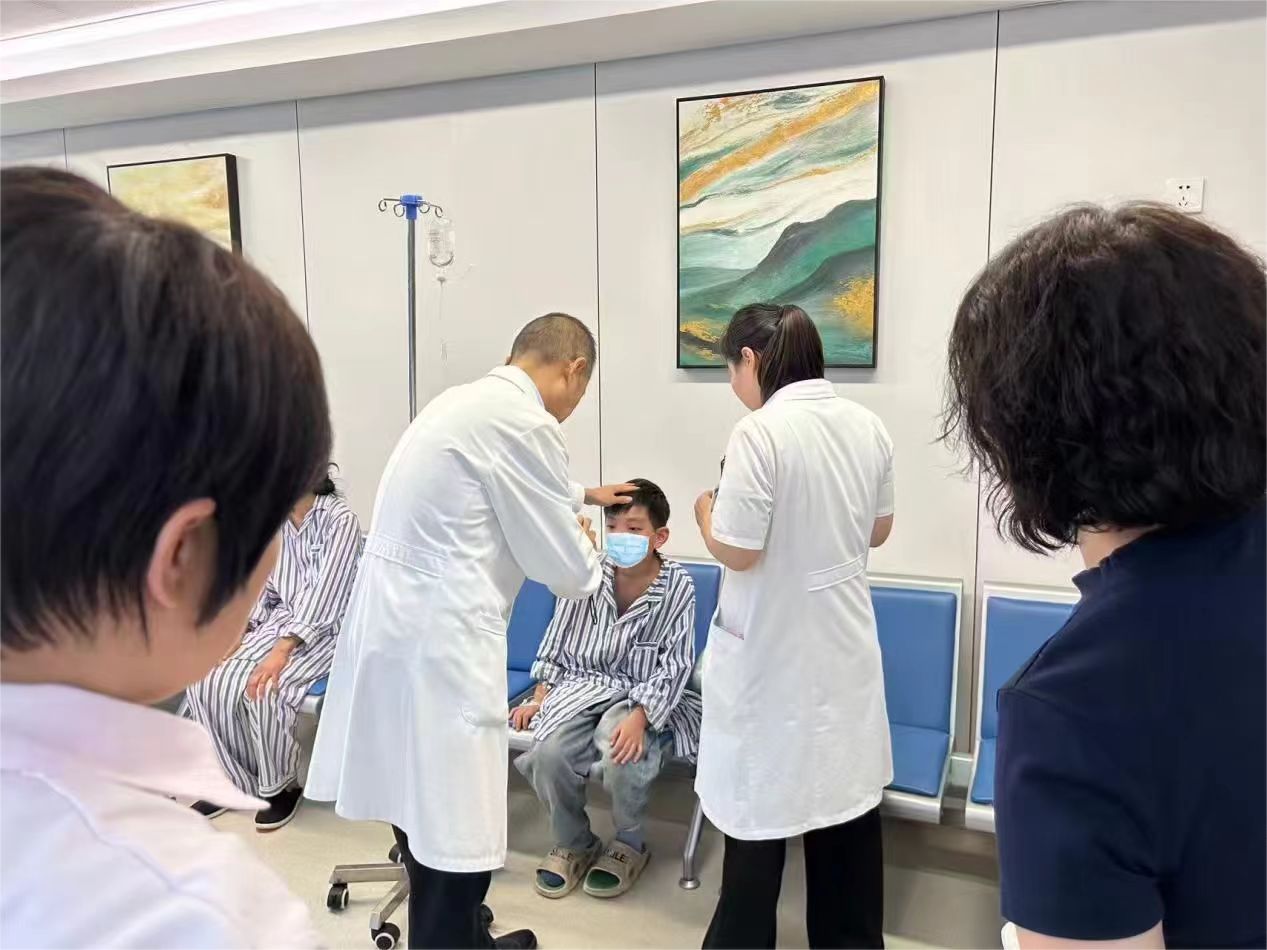 斜弱视专家张超主任为“事实孤儿”小安实施斜视矫正